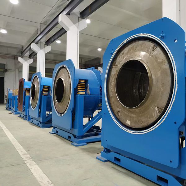 XGS系列全自動倒料傾斜式洗衣機由內筒、外筒、電機、支撐總成、傳動總成、電器總成組成